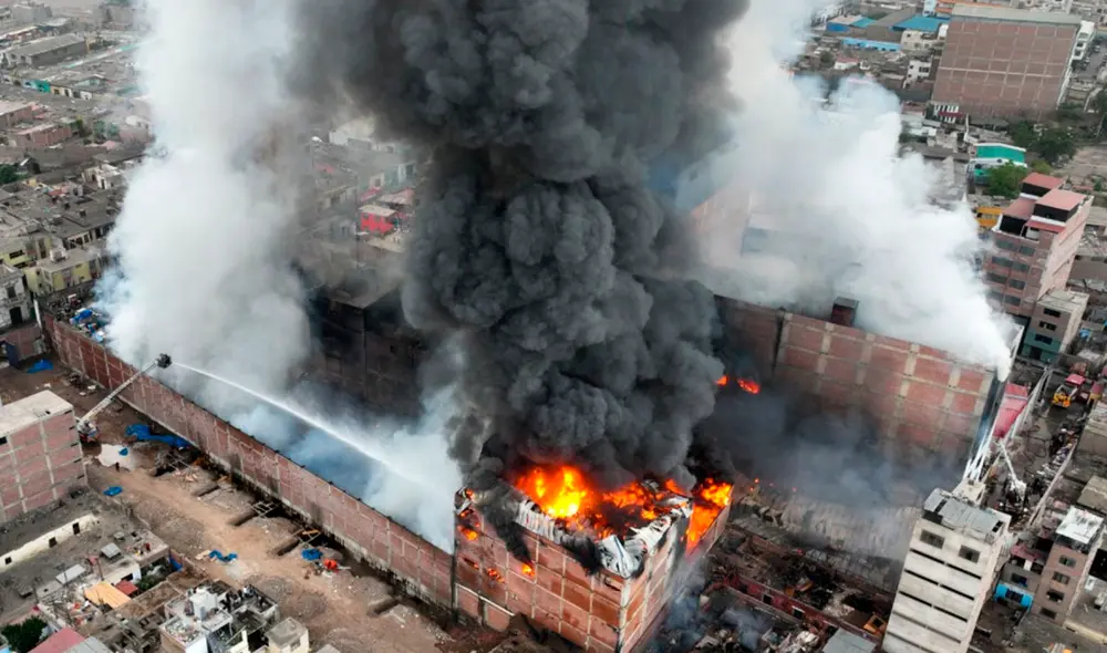 De los 200 bomberos que atienden la emergencia, 15 sufrieron asfixia. Foto: Andina