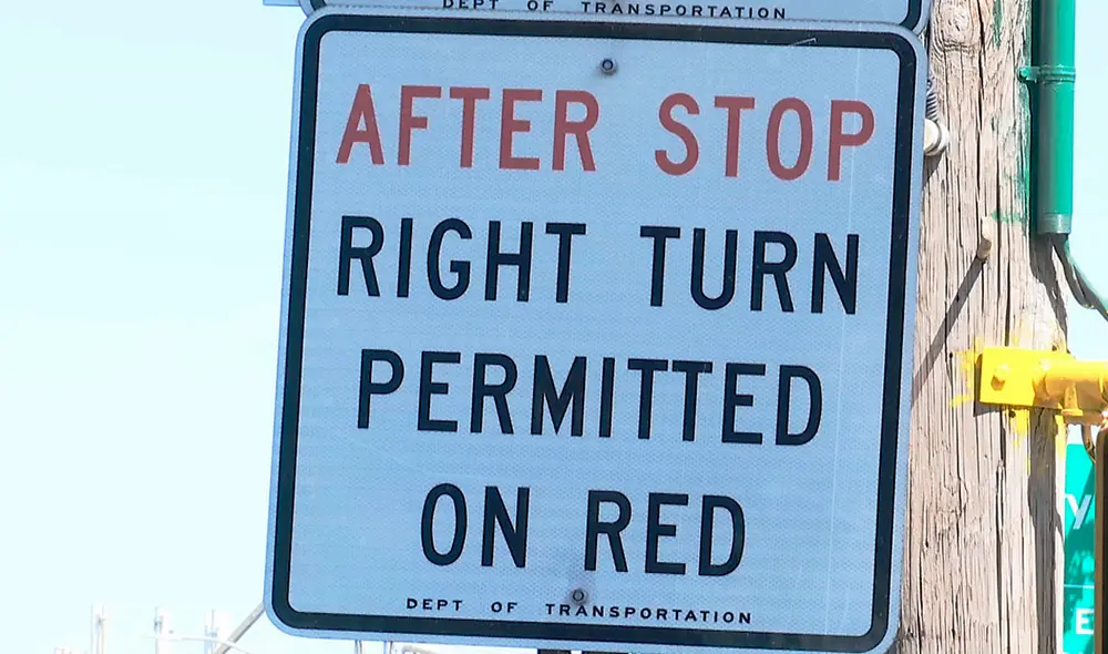 Los conductores en Nueva York deben saber en que casos girar a la izquierda estando en luz roja. Foto: NY1