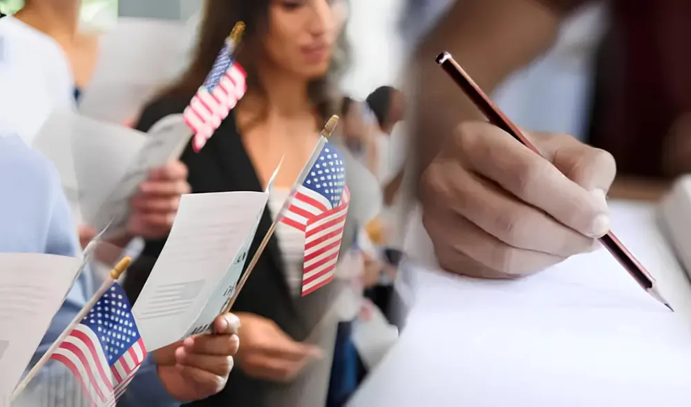 Durante el año fiscal 2024, el Servicio de Ciudadanía e Inmigración de los Estados Unidos (USCIS) aprobó la naturalización de 818,500 personas. Foto: composición LR