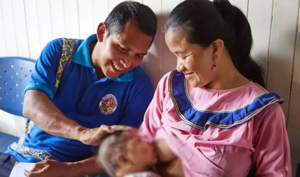 Con 15 votos a favor y 2 abstenciones, la Comisión de Trabajo aprobó el dictamen que brinda beneficios a los padres y madres trabajadores. Foto: Unicef Con 15 votos a favor y 2 abstenciones, la Comisión de Trabajo aprobó el dictamen que brinda beneficios a los padres y madres trabajadores. Foto: Unicef