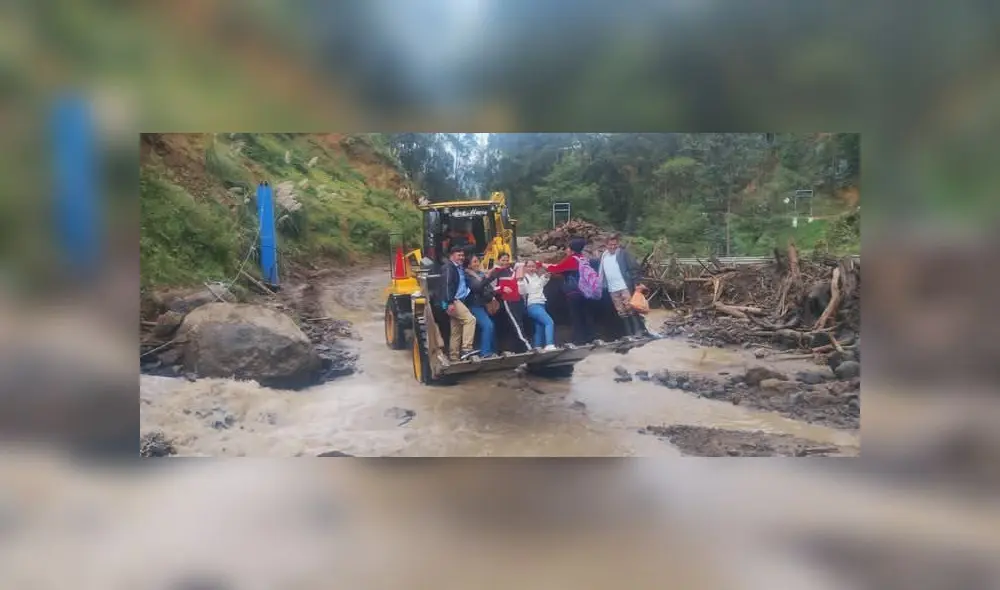 Maestros tuvieron que usar uso de cargador frontal para llegar a clases tras las lluvias.