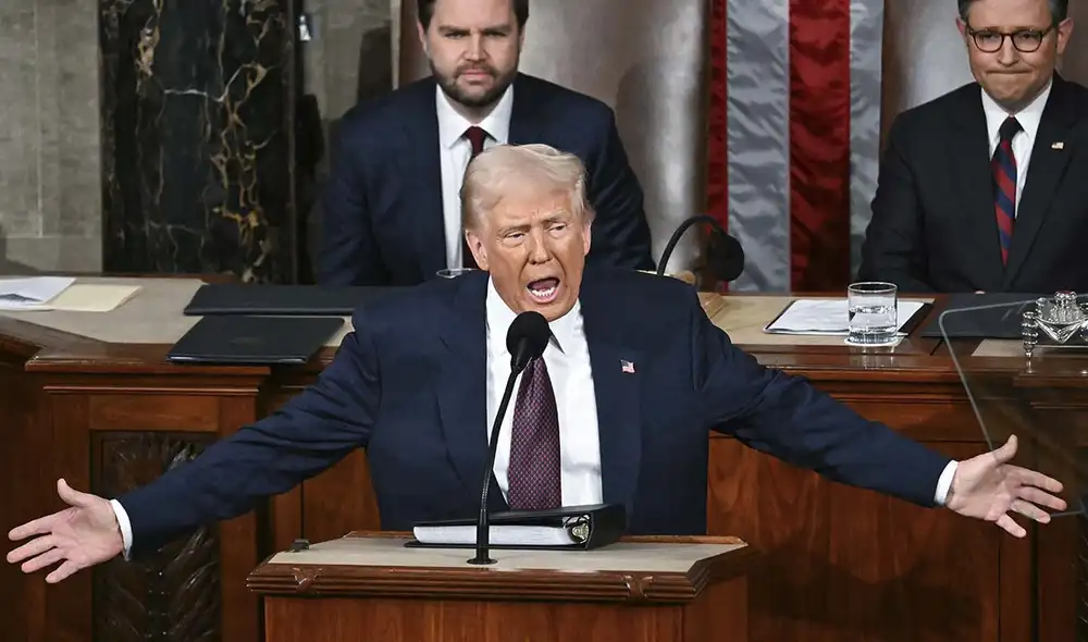 Durante su discurso, Trump destacó la designación de varios cárteles como organizaciones terroristas, lo que permite adoptar estrategias más agresivas en su combate. Foto: AFP