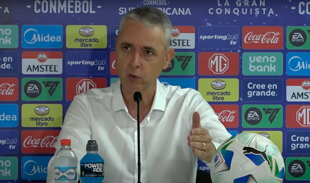Tiago Nunes tuvo un breve paso por el fútbol peruano en el 2023. Foto: YouTube/Universidad Católica Tiago Nunes tuvo un breve paso por el fútbol peruano en el 2023. Foto: YouTube/Universidad Católica