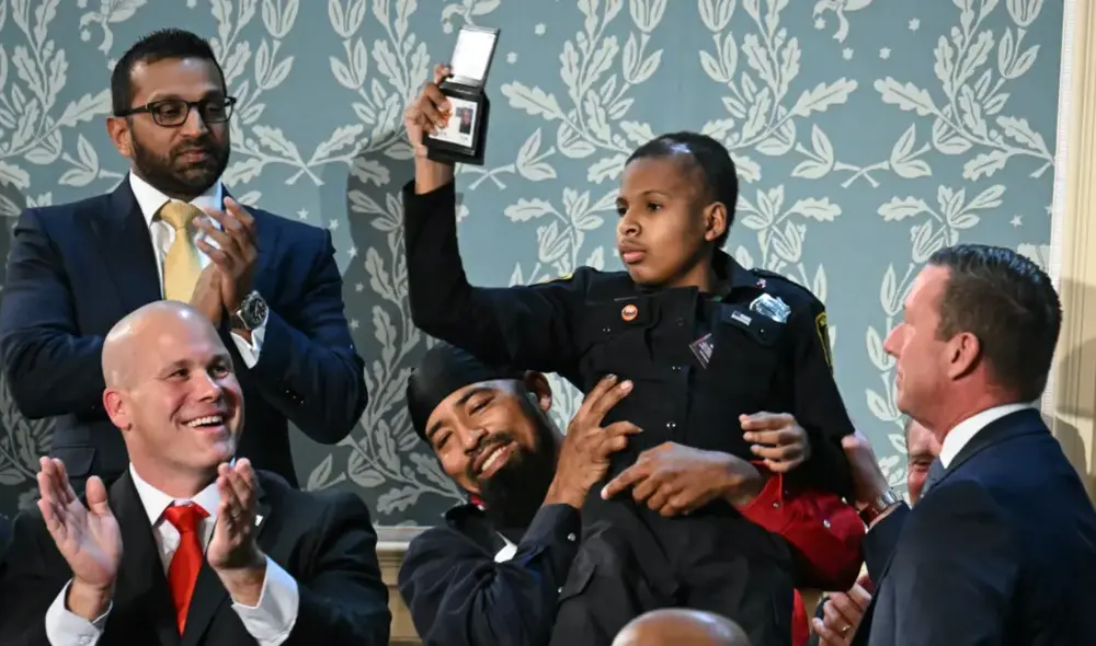 La respuesta negativa de algunos demócratas durante el nombramiento ha generado críticas en redes sociales. Foto: The New York Post