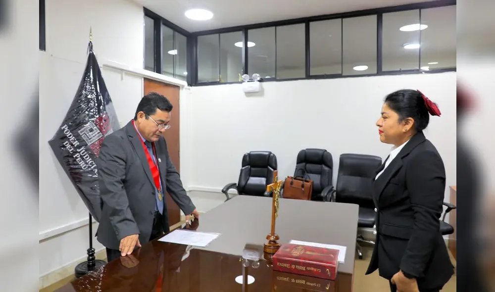 Durante la ceremonia, Verapinto felicitó a Mera Vílchez, instándola a gestionar los procesos judiciales con celeridad para satisfacer las expectativas de la ciudadanía. Fuente: Difusión. Durante la ceremonia, Verapinto felicitó a Mera Vílchez, instándola a gestionar los procesos judiciales con celeridad para satisfacer las expectativas de la ciudadanía. Fuente: Difusión.