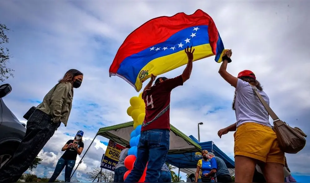 El anuncio de la secretaria de Seguridad Nacional, Kristi Noem, sobre el fin de la extensión del TPS para venezolanos ha generado críticas y solicitudes para que se modifique la decisión. Foto: EFE.