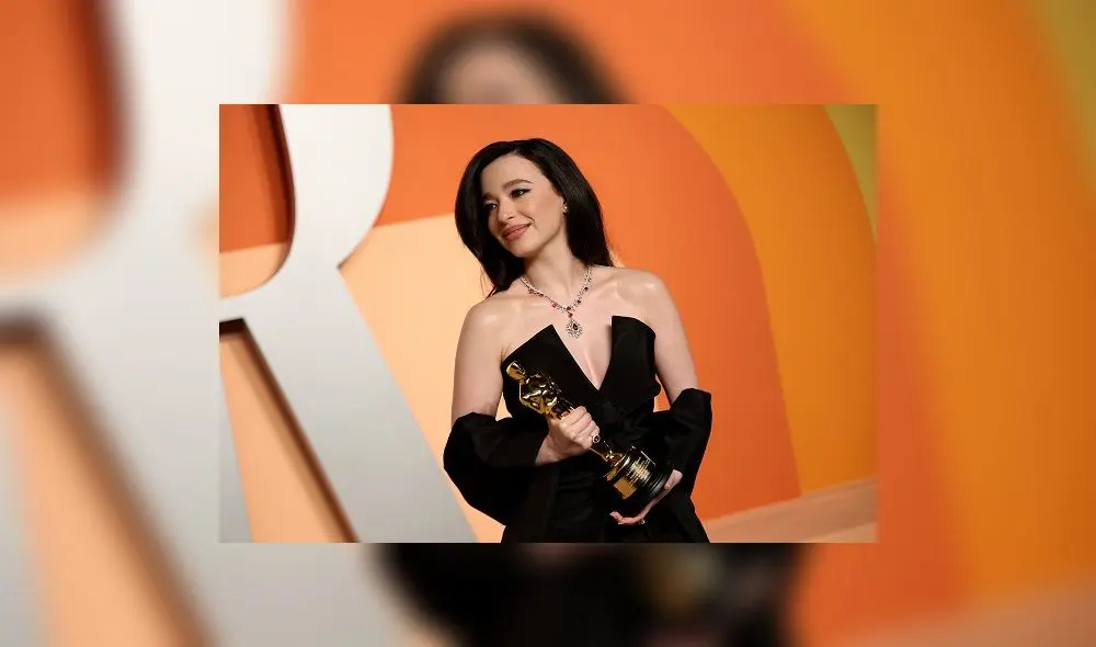 Mikey Madison en la sesión de fotos de los ganadores.