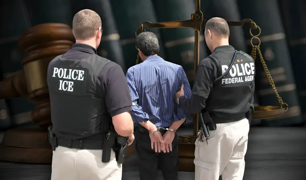 Propietario acusado de delatar a inquilinos con reportarlos a inmigración, deberá pagar US$80.000. Foto: composición LR/EFE