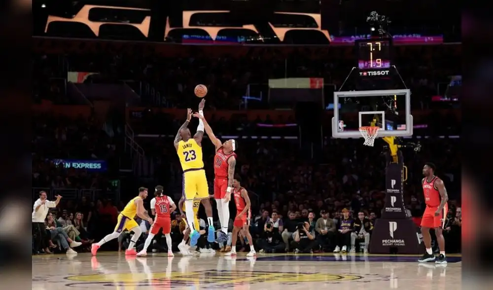 LeBron James intentando un tiro de tres puntos el pasado martes en Los Ángeles. FOTO:AFP