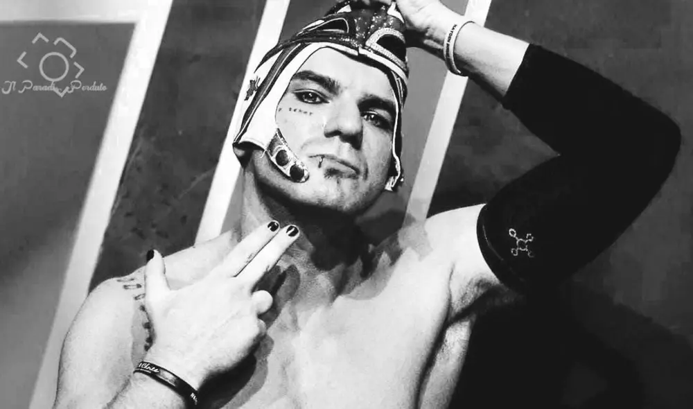 El luchador extremista portó una máscara hasta 2016, cuando la perdió en un combate ante Daga. Foto: SEScoops El luchador extremista portó una máscara hasta 2016, cuando la perdió en un combate ante Daga. Foto: SEScoops