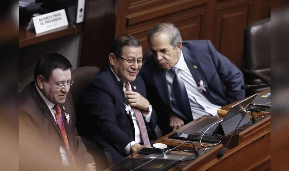 Eduardo Salhuana bajó a su escaño. Su sonrisa reflejó la seguridad de que seguirá en el cargo. Foto: Marco Cotrina / LR
