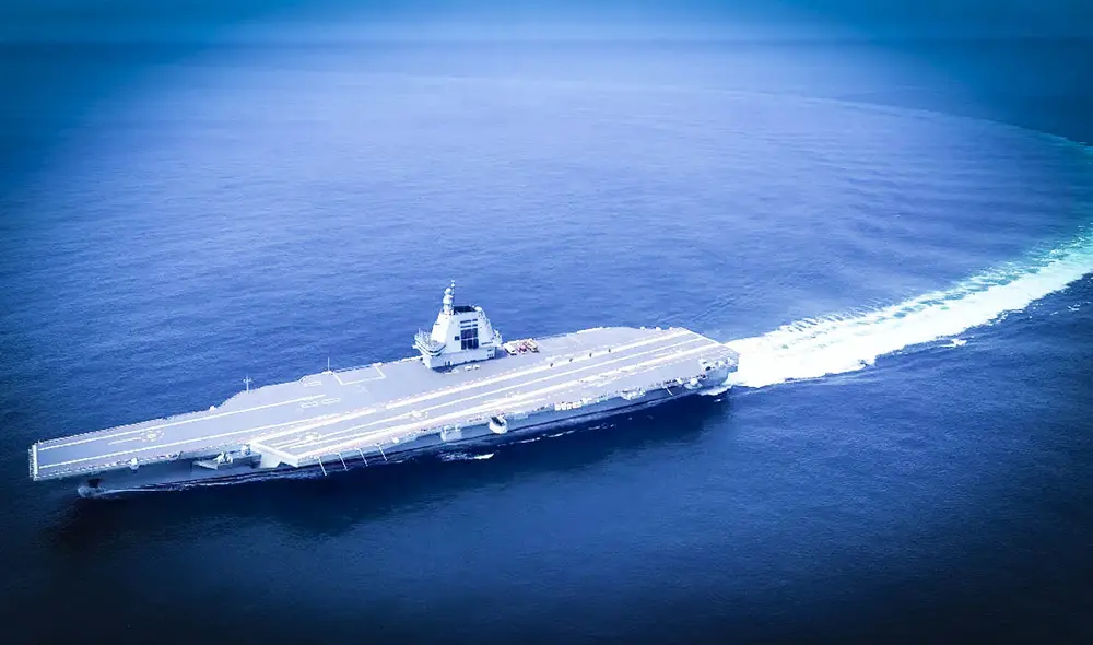 China avanza en la construcción de su primer superportaaviones nuclear, el Tipo 004, que promete alterar el equilibrio de poder en el océano Pacífico. Imágenes satelitales revelan nuevas estructuras en Dalian. Foto: Ministerio de Defensa chino