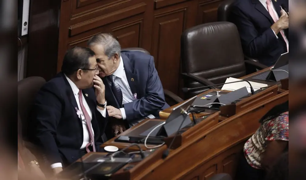 Susurro apepista. Congresistas Roberto Chiabra y Eduardo Salhuana. Foto: Marco Cotrina / LR