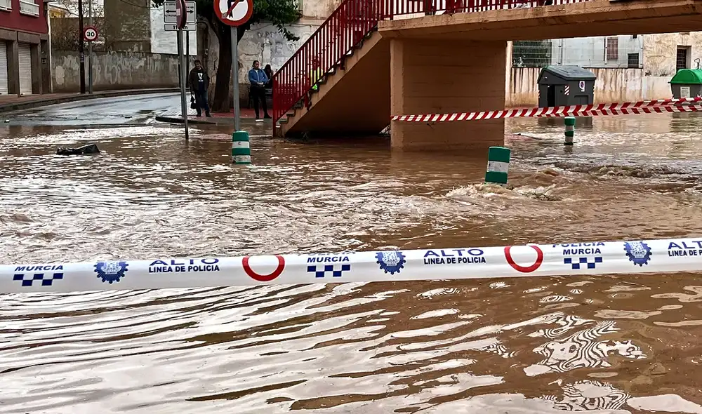 En Lorca (Murcia, España), las precipitaciones alcanzaron 67,8 litros por metro cuadrado en 6 horas, lo cual provocó calles anegadas y vehículos arrastrados. Foto: El Tiempo es Hoy.
