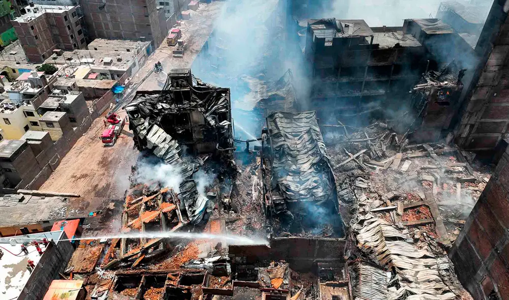 Bomberos estiman que el incendio en Barrios Altos podría concluir recién el domingo 9 de marzo. Foto: composición LR/Andina Bomberos estiman que el incendio en Barrios Altos podría concluir recién el domingo 9 de marzo. Foto: composición LR/Andina