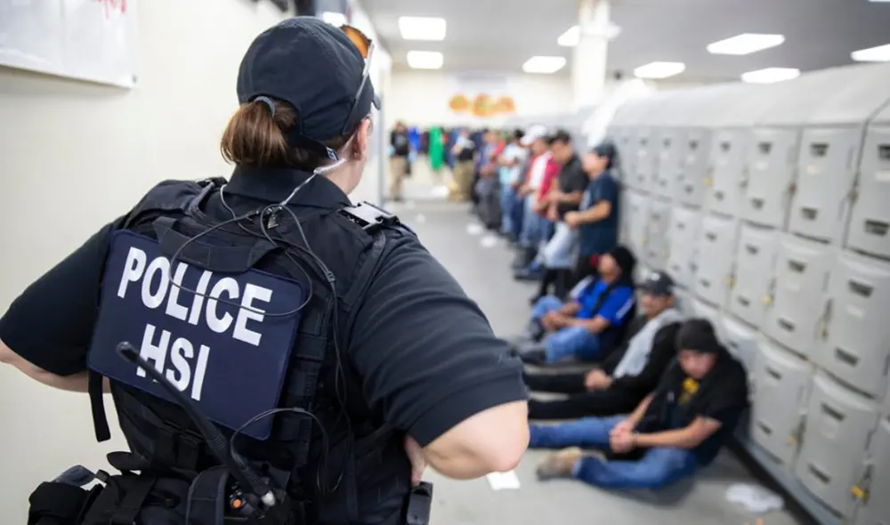 Latinos en Nueva York se mantienen alerta por las redadas de ICE en Estados Unidos. Foto: AFP