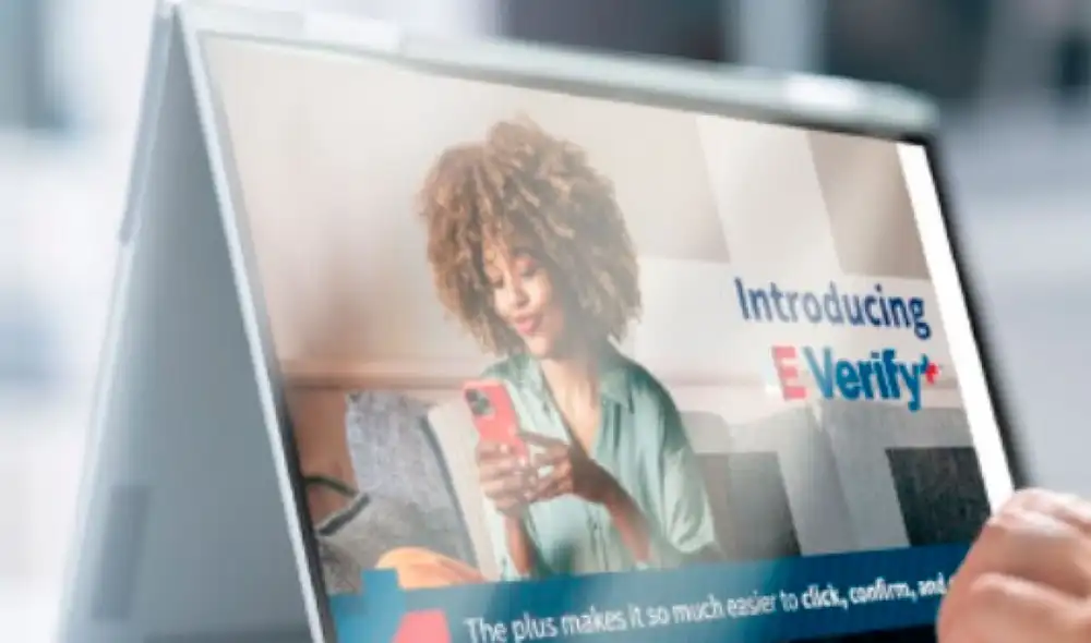 Florida exige a empresas con más de 25 empleados usar E-Verify para verificar estatus migratorio. Foto: VOA