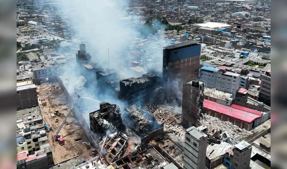 Incendio ha provocado el colapso de 7 edificios, cuatro de los cuales se han desplomado.