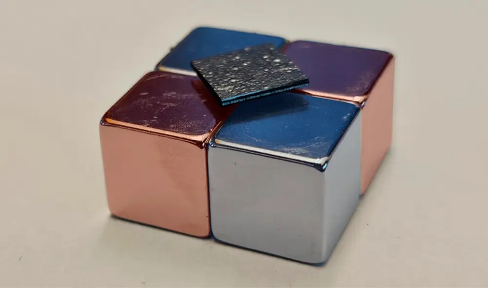 Investigadores japoneses ha logrado que un material flote sin apoyo visible y sin necesidad de energía externa. Foto: OIST