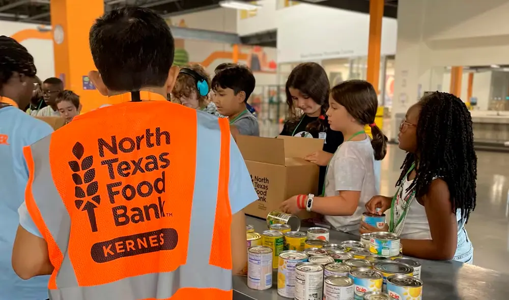 Texas ofrece ayuda a miles de personas otorgándoles comida a través del Banco de Alimentos. Foto: NTFB