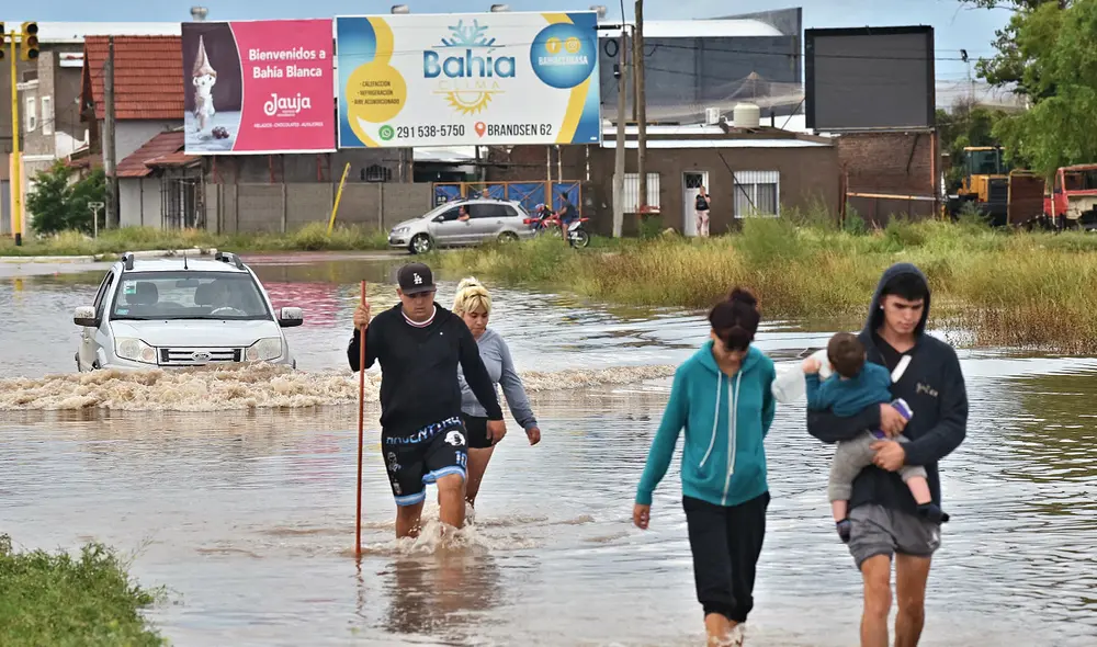 Las intensas lluvias en Bahía Blanca (Argentina) causaron el desborde de arroyos y graves daños en la infraestructura local. Foto: AFP.