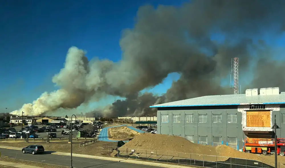 Incendios forestales en Long Island, Nueva York, el 8 de marzo de 2025, han obligado a evacuaciones y cerrado carreteras. Foto: The Guardian Incendios forestales en Long Island, Nueva York, el 8 de marzo de 2025, han obligado a evacuaciones y cerrado carreteras. Foto: The Guardian