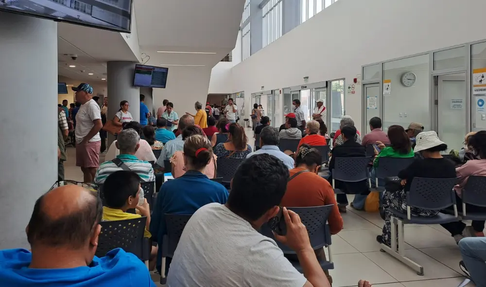 Pacientes policiales y sus familiares esperan durante horas que sean atendidos para recibir una cita que suele tardar meses en el hospital policial. Foto: difusión Pacientes policiales y sus familiares esperan durante horas que sean atendidos para recibir una cita que suele tardar meses en el hospital policial. Foto: difusión