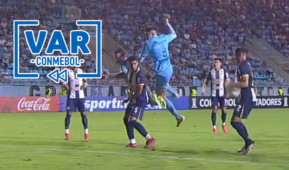 Las imágenes que mostró la TV mostraron que la pelota aparentemente le había pegado en el brazo al jugador de Alianza Lima. Foto: captura de Conmebol Libertadores/YouTube