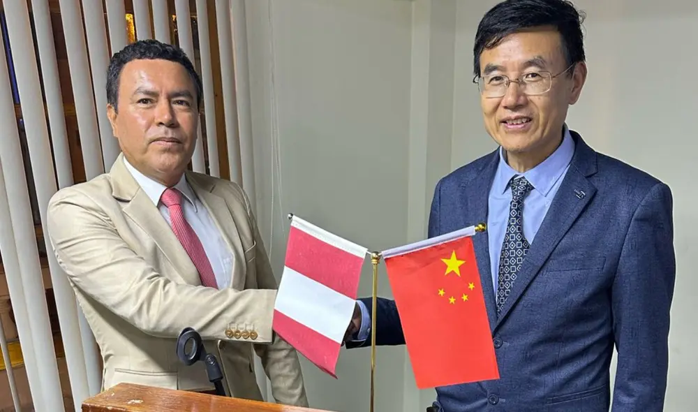 Jesús Veliz Valerio y el presidente de la Cámara de Comercio China Jiangsu-Perú, Jin Shiiyang. Foto: Asociación de Conserveros del Perú Jesús Veliz Valerio y el presidente de la Cámara de Comercio China Jiangsu-Perú, Jin Shiiyang. Foto: Asociación de Conserveros del Perú