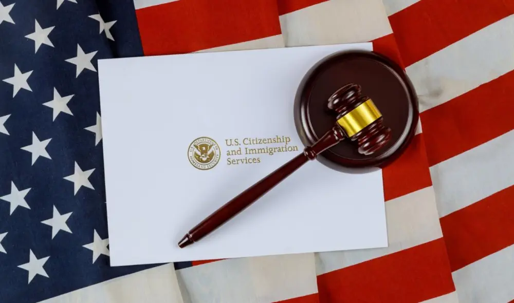 USCIS puede revocar la ciudadanía estadounidense a aquellas personas que incumplan una serie de normas clave. Foto: Freepik USCIS puede revocar la ciudadanía estadounidense a aquellas personas que incumplan una serie de normas clave. Foto: Freepik