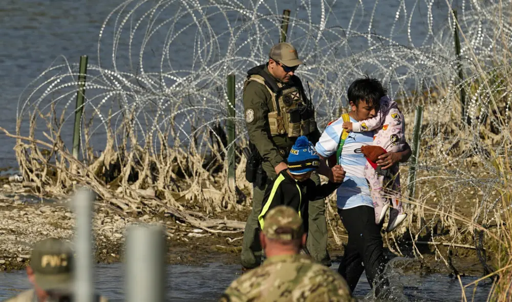 Las autoridades defienden estas acciones, argumentando que son esenciales para cumplir con las leyes migratorias. Foto: France 24 Las autoridades defienden estas acciones, argumentando que son esenciales para cumplir con las leyes migratorias. Foto: France 24