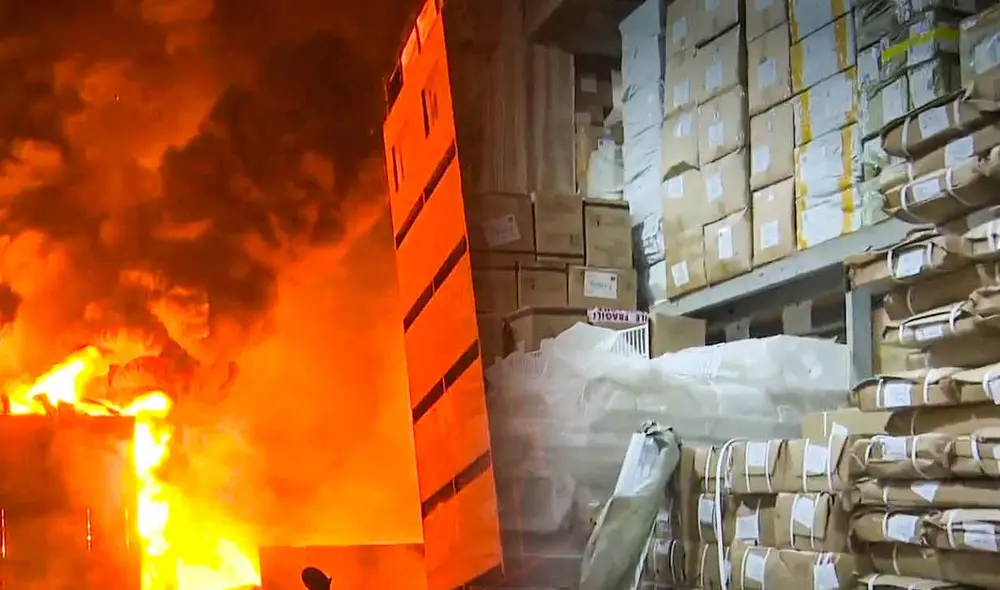 Los almacenes y depósitos clandestinos tienen espacios reducidos y pasadizos estrechos que representan un peligro para cualquiera y pueden provocar incendios. Foto: composición LR/Cuarto Poder Los almacenes y depósitos clandestinos tienen espacios reducidos y pasadizos estrechos que representan un peligro para cualquiera y pueden provocar incendios. Foto: composición LR/Cuarto Poder