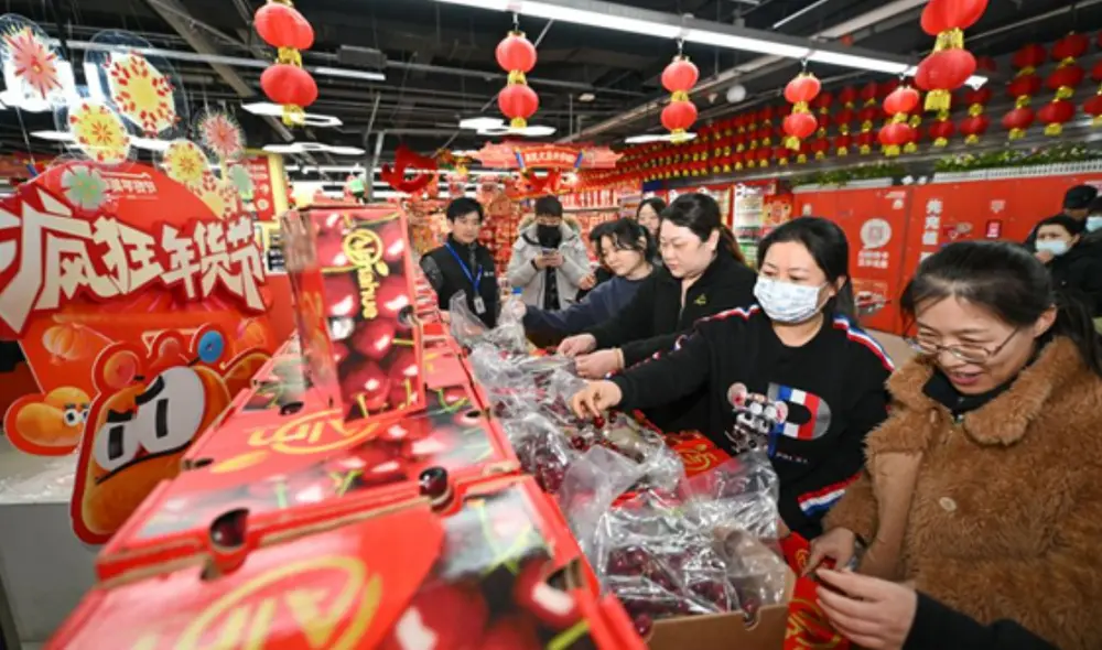 Clientes seleccionan cerezas chilenas recién llegadas a un supermercado, en Tianjin, en el norte de China, el 26 de diciembre de 2024. (Xinhua/Sun Fanyue) Clientes seleccionan cerezas chilenas recién llegadas a un supermercado, en Tianjin, en el norte de China, el 26 de diciembre de 2024. (Xinhua/Sun Fanyue)