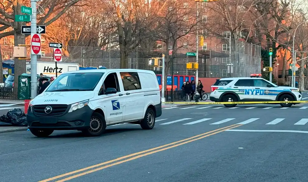 La mujer quedó con graves heridas tras el accidente ocurrido en el cruce de peatones en Broadway. Foto: NY Post / Peter Gerber La mujer quedó con graves heridas tras el accidente ocurrido en el cruce de peatones en Broadway. Foto: NY Post / Peter Gerber