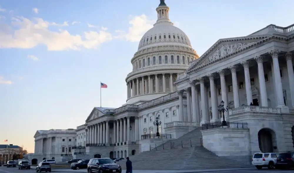NBC News destaca que el recorte afectaría a agencias clave, limitando la seguridad pública, la respuesta a emergencias, la calidad educativa y el transporte para miles de pasajeros diarios. Foto: Diario Las Américas NBC News destaca que el recorte afectaría a agencias clave, limitando la seguridad pública, la respuesta a emergencias, la calidad educativa y el transporte para miles de pasajeros diarios. Foto: Diario Las Américas