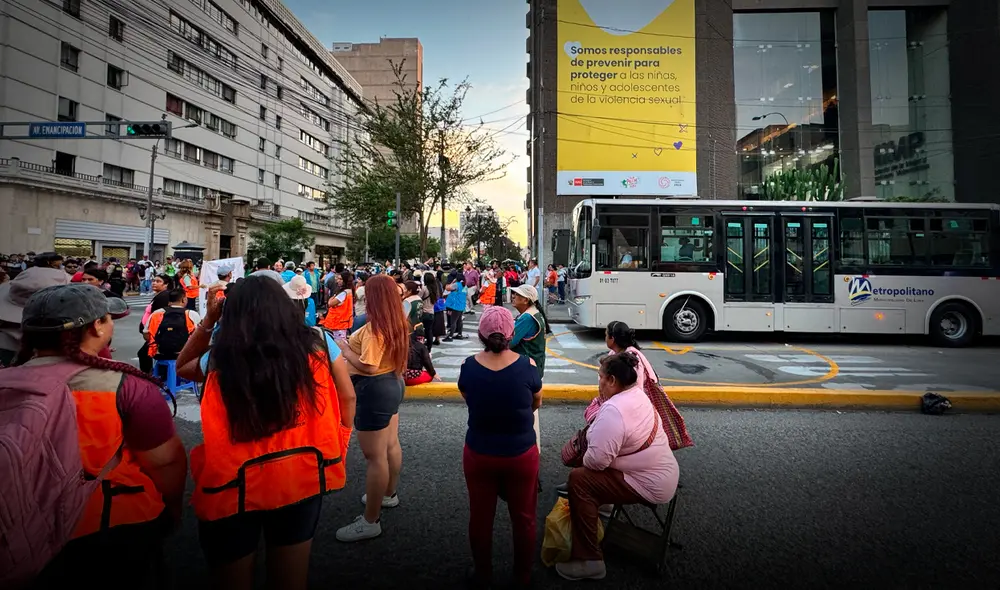 Manifestantes bloquean la avenida Emancipación en protesta contra el Ministerio de la Mujer y Poblaciones Vulnerables. Foto: Elvis Cairo