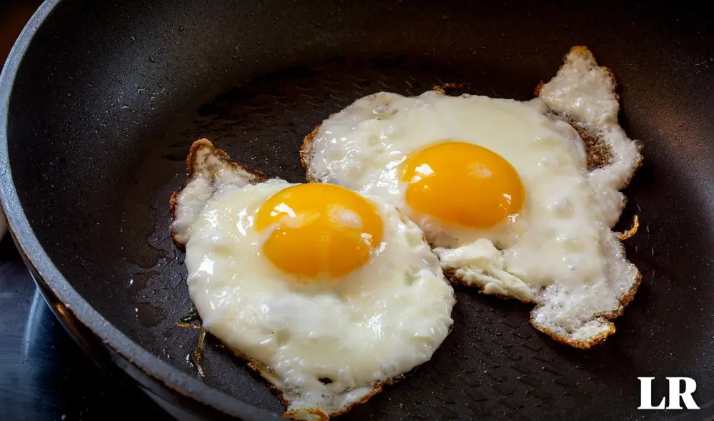 Un sencillo truco con harina de trigo evita que los huevos fritos se peguen a la sartén, garantizando una cocción perfecta y sin complicaciones. Foto: difusión