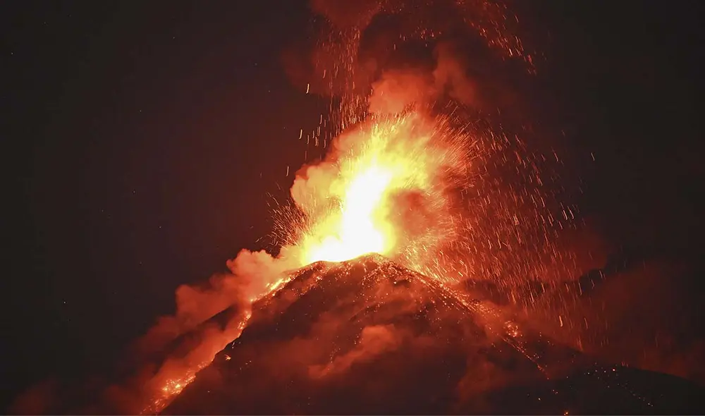 El Volcán de Fuego en Guatemala registró una erupción que forzó la evacuación de más de 900 personas en municipios cercanos. Foto: AFP