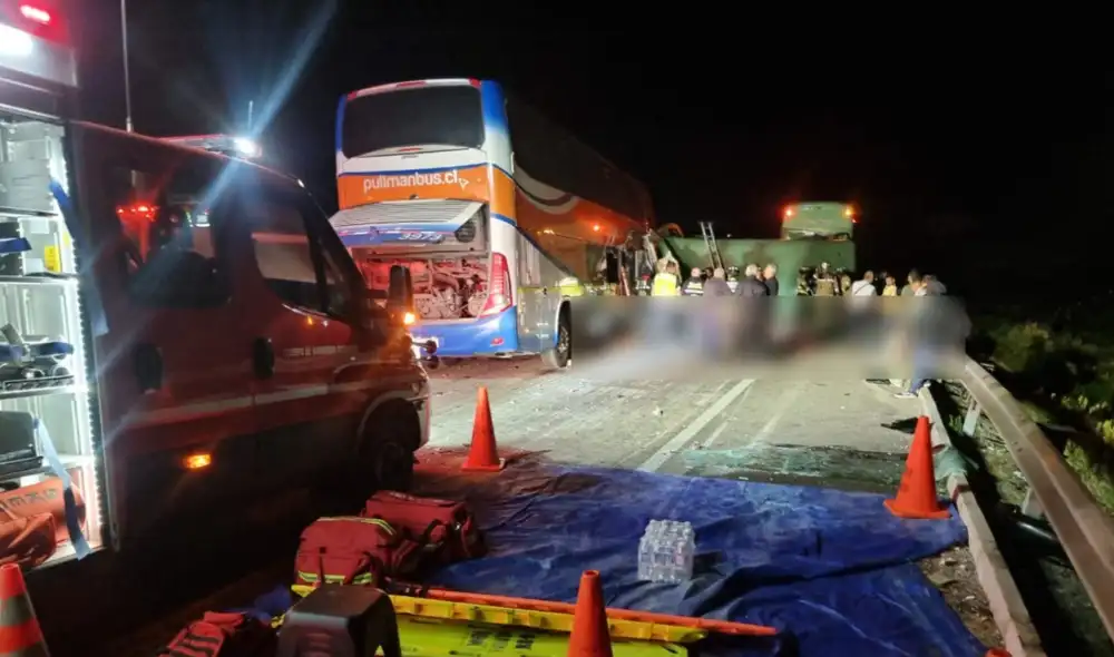 Las autoridades están investigando las causas del accidente, que ocurrió a las 5.00 de la madrugada en la Ruta 5 Norte, Chile. Foto: difusión. Las autoridades están investigando las causas del accidente, que ocurrió a las 5.00 de la madrugada en la Ruta 5 Norte, Chile. Foto: difusión.