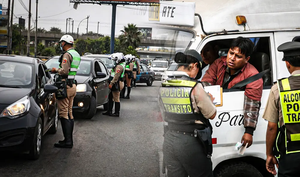 Nuevas sanciones y cambios en el sistema de puntos para mejorar la seguridad vial del Reglamento Nacional de Tránsito. Foto: composición de Jazmin Ceras/La República/Radio Nacional/Andina