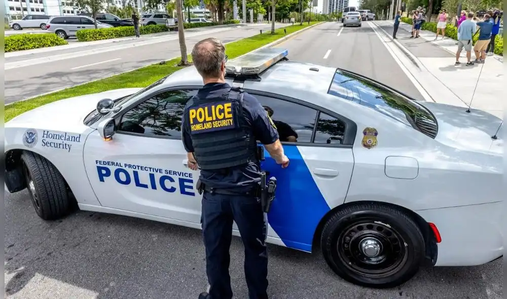 Hombre es acusado de homicidio tras ser arrestado por conducir ebrio un carro de golf y causar la muerte de pasajera en Florida. Foto: Hola News