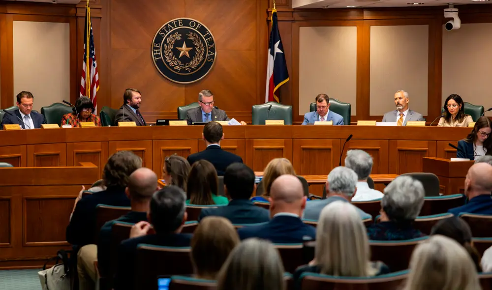 Si la HB 3399 se aprueba, las personas podrían enfrentarse a hasta dos años de prisión y multas de hasta 10.000 dólares por presentar información errónea sobre su identidad. Foto: Houston Public Media