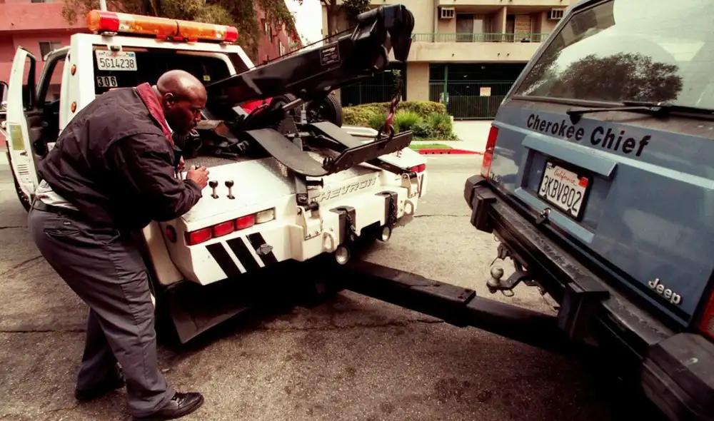 La Ley AB 3085 permite remolcar los vehículos que incumplan con una serie de reglas en California. Foto: Los Angeles Times