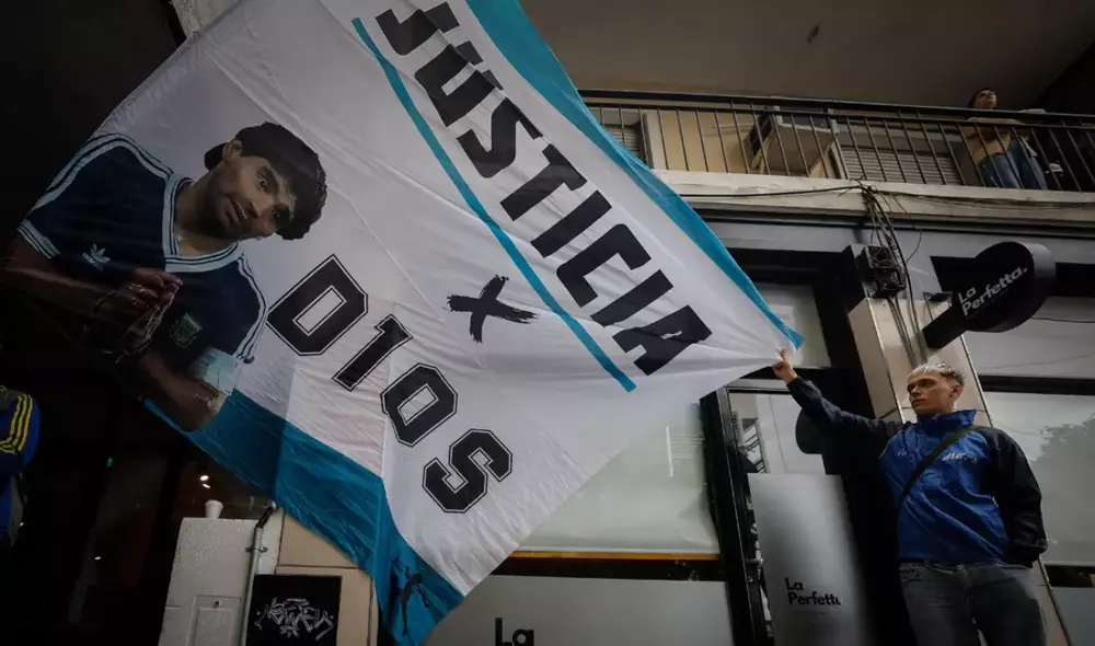 Los imputados incluyen a Leopoldo Luque, neurocirujano, y otros profesionales que lo atendieron. Foto: EFE Los imputados incluyen a Leopoldo Luque, neurocirujano, y otros profesionales que lo atendieron. Foto: EFE