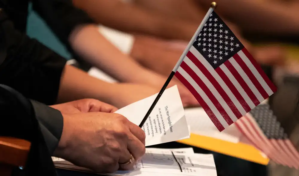 Obtener la ciudadanía estadounidense es crucial para los inmigrantes en EE. UU., ya que ofrece derechos como el voto y protección legal. En 2025, USCIS promueve la naturalización facilitando este proceso. Foto: USCIS Obtener la ciudadanía estadounidense es crucial para los inmigrantes en EE. UU., ya que ofrece derechos como el voto y protección legal. En 2025, USCIS promueve la naturalización facilitando este proceso. Foto: USCIS