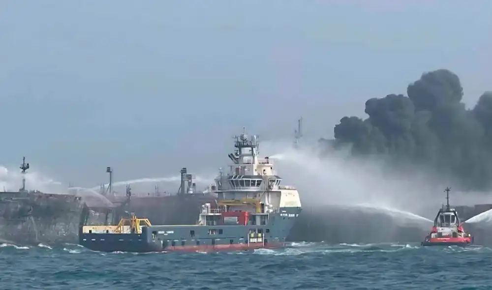 El choque de un petrolero estadounidense y un carguero portugués ha provocado preocupación ambiental. Foto: difusión. El choque de un petrolero estadounidense y un carguero portugués ha provocado preocupación ambiental. Foto: difusión.