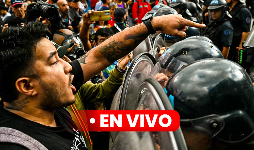 La colaboración entre hinchas y jubilados reflejó una expresión de descontento común. Foto: AFP. La colaboración entre hinchas y jubilados reflejó una expresión de descontento común. Foto: AFP.