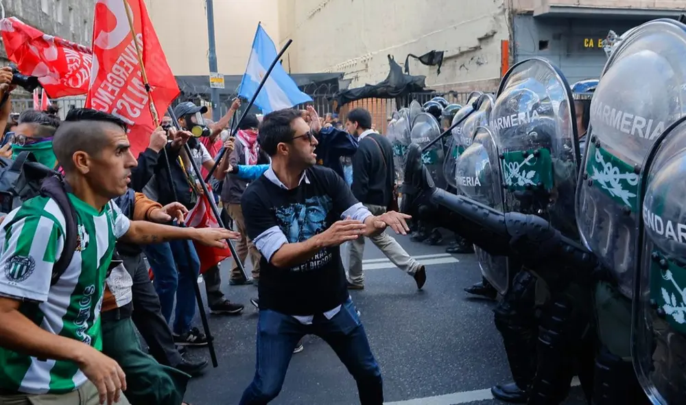 Los hinchas anunciaron su apoyo a los jubilados mediante redes sociales. Foto: EFE Los hinchas anunciaron su apoyo a los jubilados mediante redes sociales. Foto: EFE