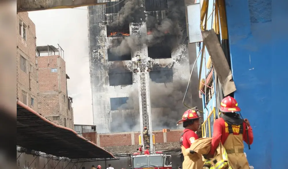 Incendio fue de grandes proporciones en Barrios Altos.