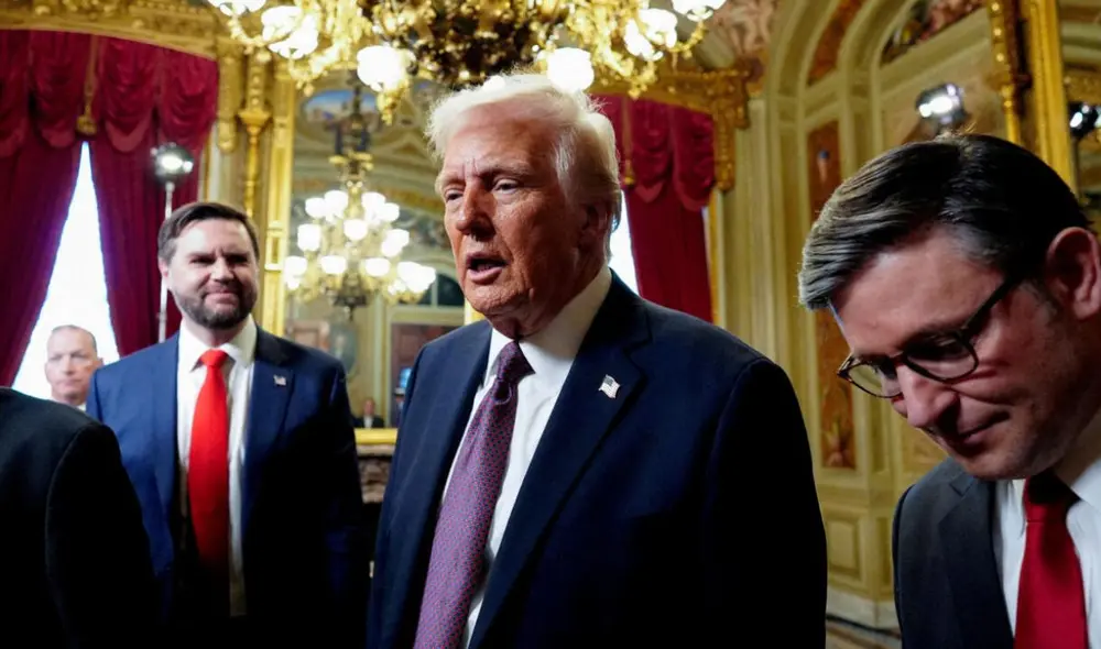 Trump en Estados Unidos tomando decisiones en la 'Casa Blanca'. Foto: CNN Trump en Estados Unidos tomando decisiones en la 'Casa Blanca'. Foto: CNN